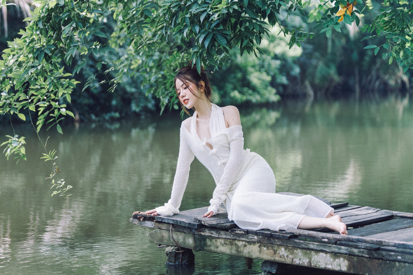 THIẾU NỮ BÊN HỒ 4