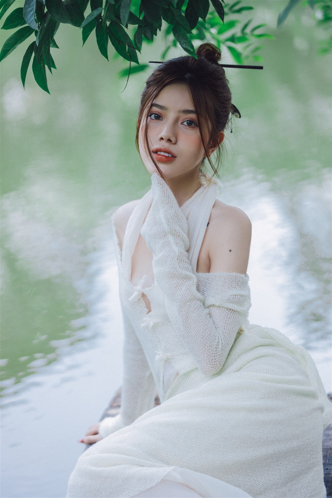 THIẾU NỮ BÊN HỒ 9