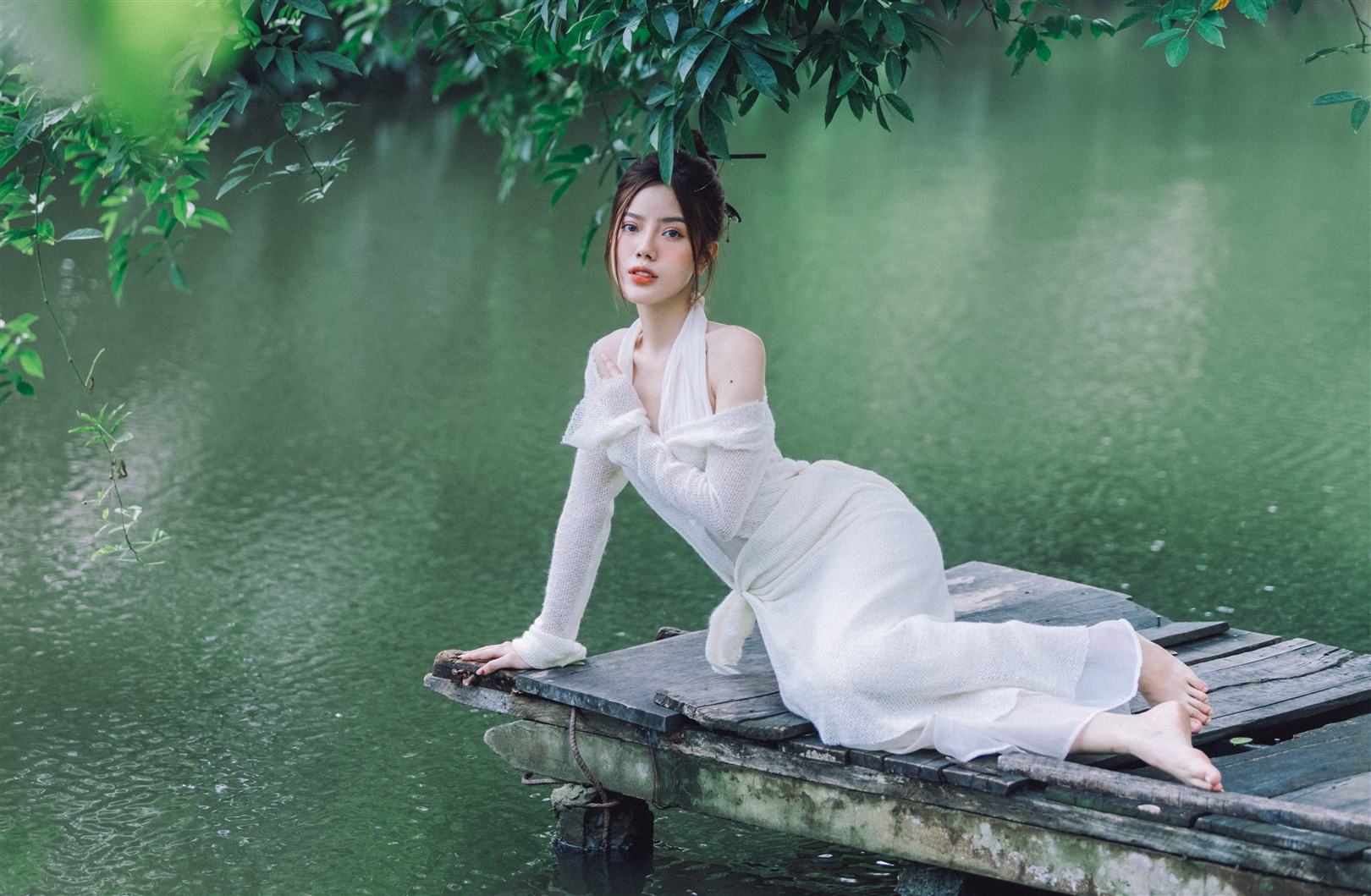 THIẾU NỮ BÊN HỒ 10