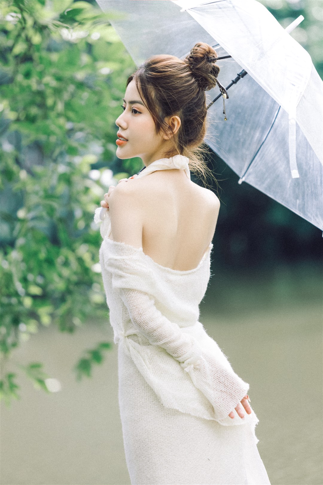 THIẾU NỮ BÊN HỒ 5