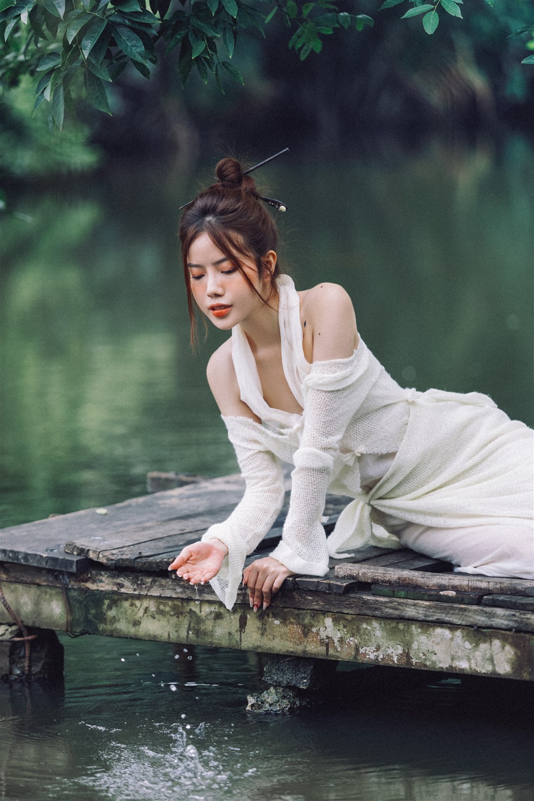 THIẾU NỮ BÊN HỒ 7