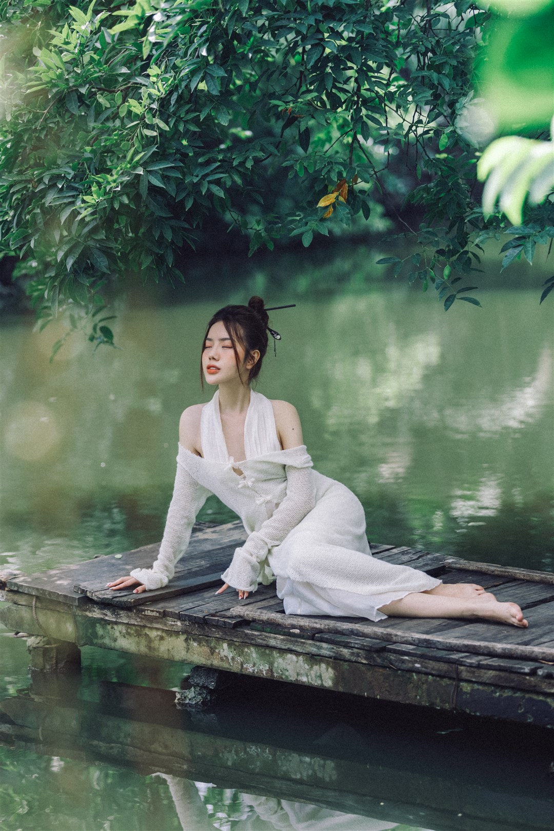 THIẾU NỮ BÊN HỒ 8