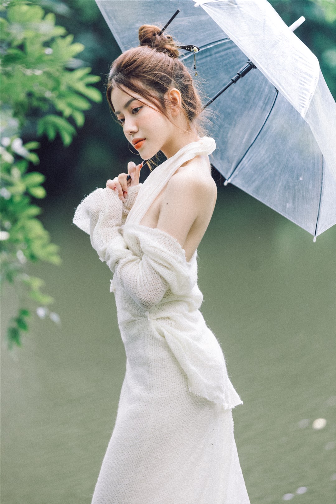 THIẾU NỮ BÊN HỒ