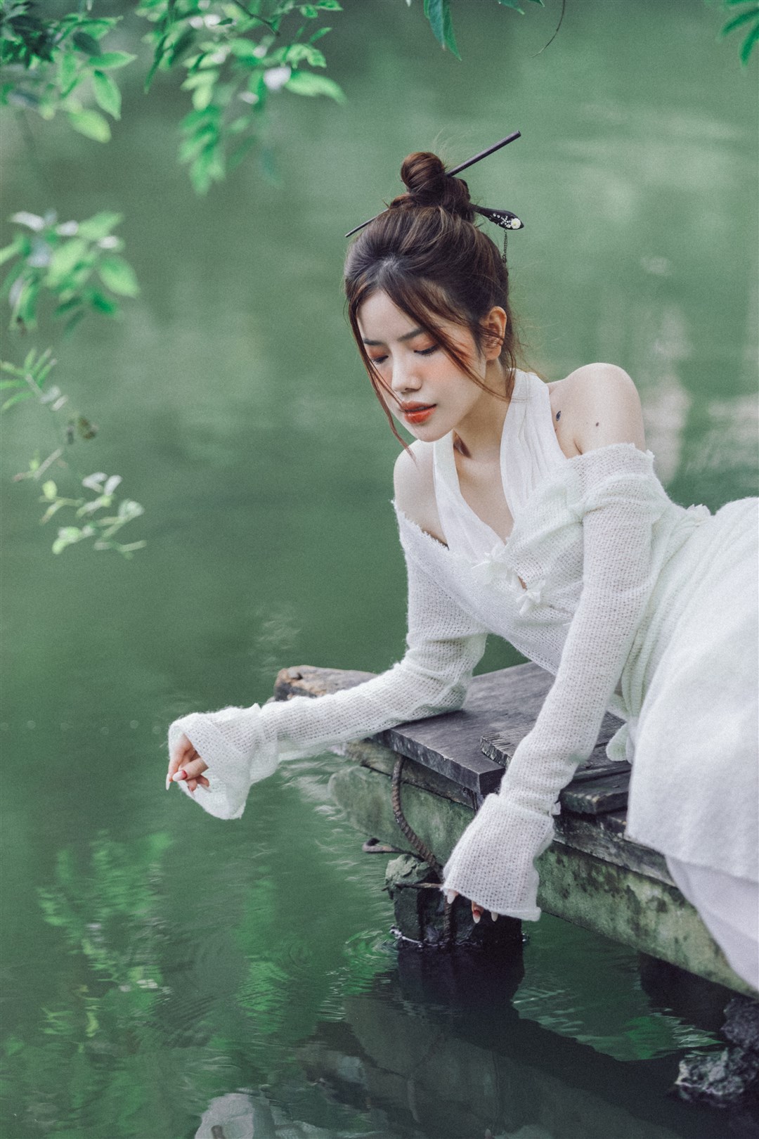 THIẾU NỮ BÊN HỒ 2