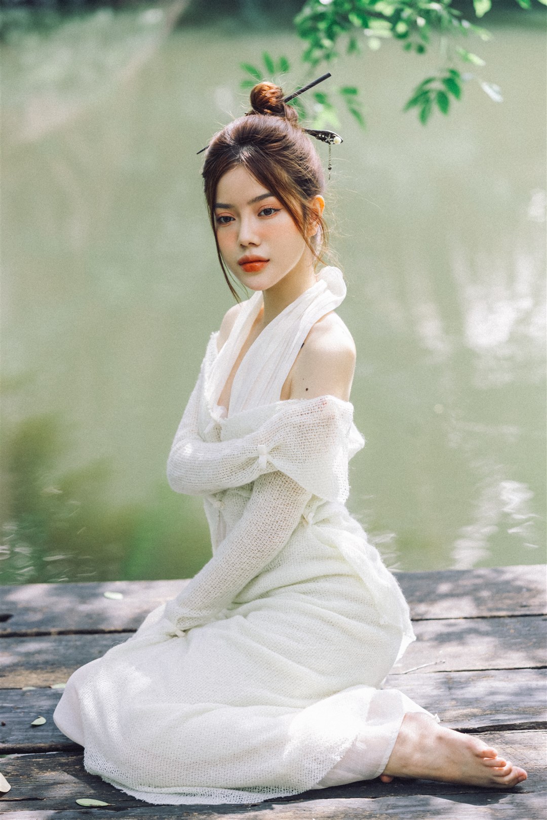THIẾU NỮ BÊN HỒ 3